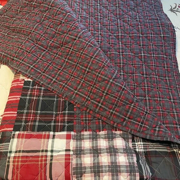 Holiday-Themed Patchwork Quilt - Picture 6 of 7